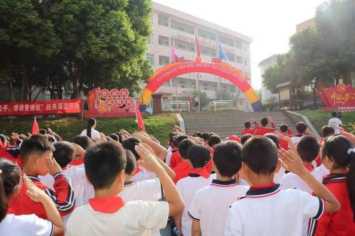 圖為參加升旗儀式。
