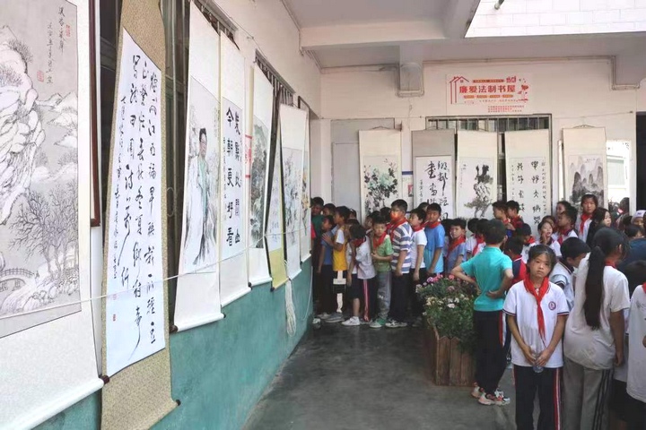 圖為黔西南州老年書畫研究會(huì)在興義市烏沙鎮(zhèn)中心小學(xué)開展“送書畫進(jìn)校園”主題活動(dòng)。