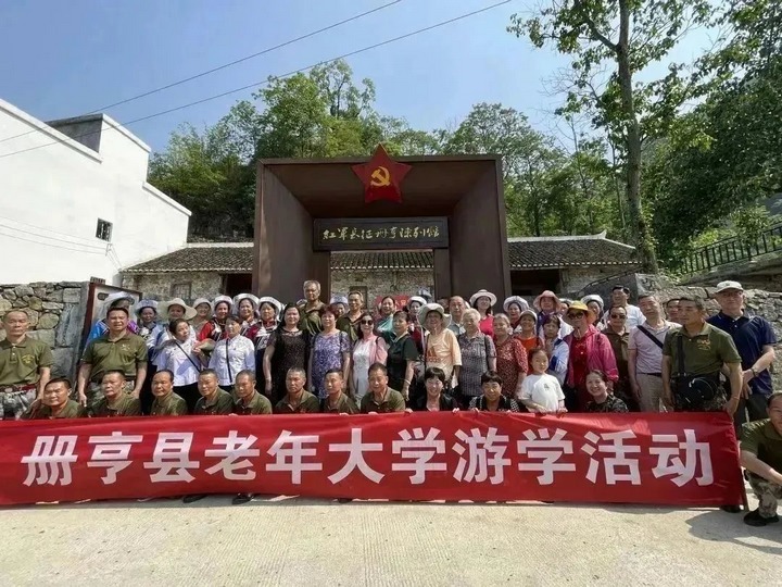 圖為冊(cè)亨縣組織離退休老干部開展布依文化產(chǎn)業(yè)游學(xué)活動(dòng)。