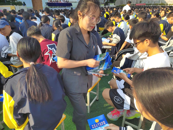 圖為發(fā)放宣傳資料。