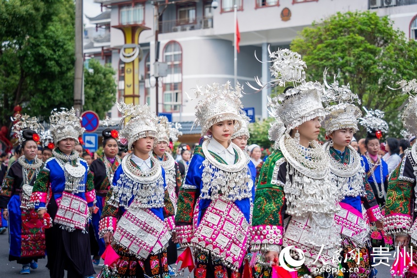 身著盛裝參加游演的苗族同胞。人民網(wǎng)記者 涂敏攝