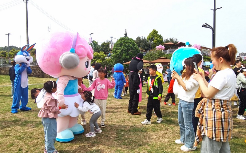 2、蓬萊仙界·魔力小鎮(zhèn)“五一”假期舉辦“鳶飛蓬萊”童趣游園會(huì)。白云區(qū)委宣傳部供圖.jpg