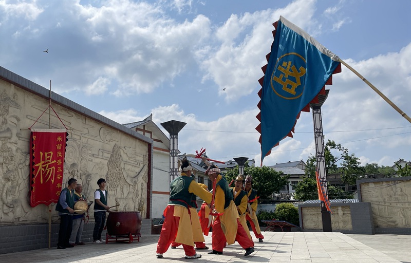 蓬萊村民表演蓬萊地戲《楊家將》。胡家歡 攝