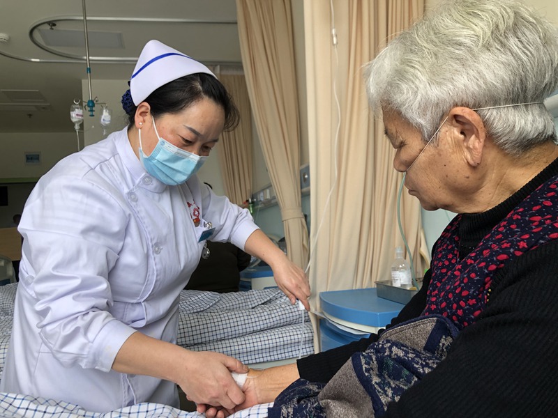 吳如雙為患者輸液。楊建敏攝