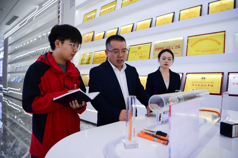 貴陽中安科技集團有限公司廠長王傳福與員工商討即將展出的產(chǎn)品。