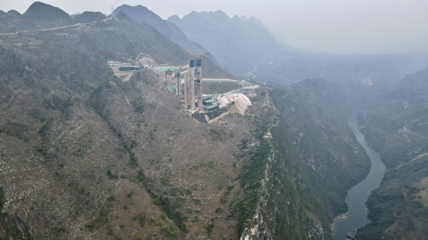 六枝至安龍高速公路控制性工程花江峽谷大橋建設如火如荼。 劉青攝