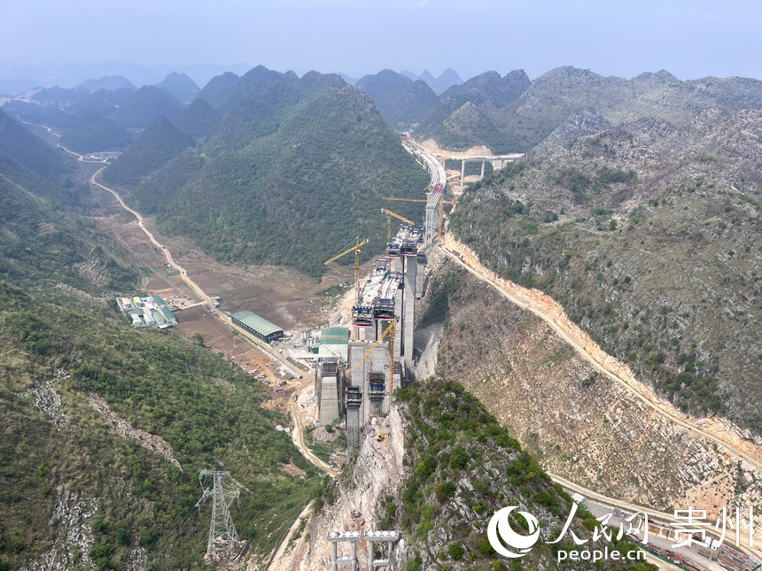 六枝至安龍高速公路控制性工程花江峽谷大橋建設如火如荼。 人民網(wǎng) 陳潔泉攝