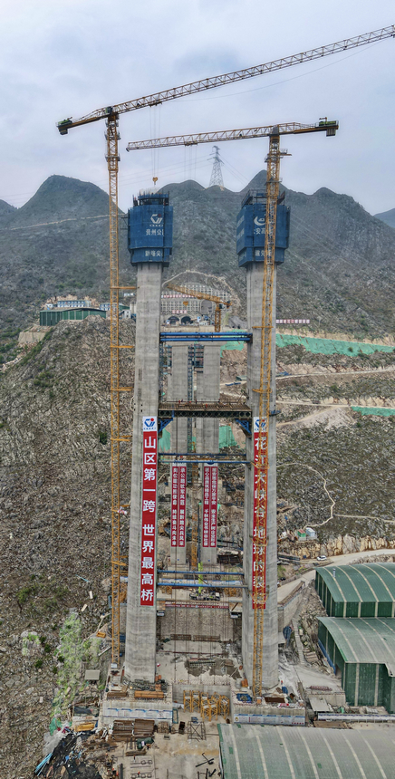 六枝至安龍高速公路控制性工程花江峽谷大橋建設(shè)如火如荼。劉青攝