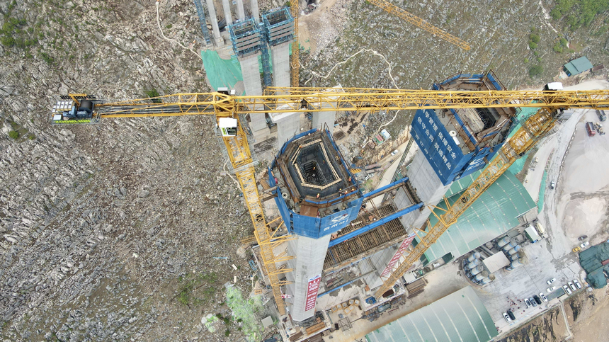 六枝至安龍高速公路控制性工程花江峽谷大橋建設如火如荼。劉青攝