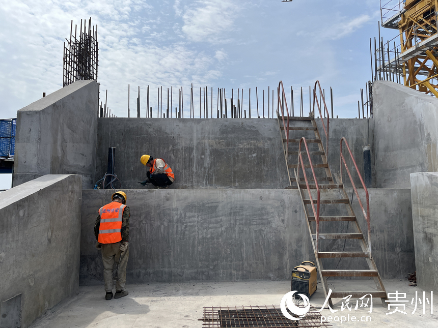 六枝至安龍高速公路控制性工程花江峽谷大橋建設(shè)如火如荼。人民網(wǎng) 陳潔泉攝