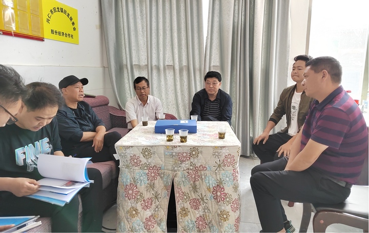 圖為在回龍居委會關(guān)工委查閱“五好”基層關(guān)工委創(chuàng)建鞏固相關(guān)材料。