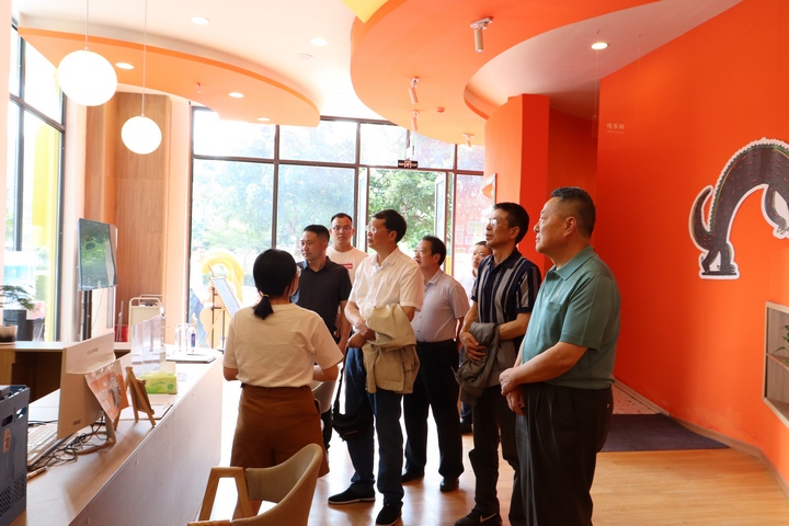 圖為圖為在豐茂街道珉城社區(qū)“JoinFun”圖書館調(diào)研。
