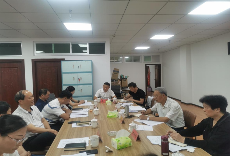 1 圖為在望謨縣召開調(diào)研座談會
