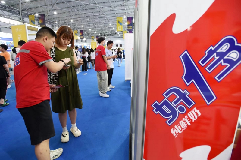 工作人員給參展市民介紹新鮮訂平臺(tái)。