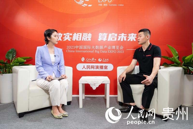 貴州長通威寧新能源有限公司副總經(jīng)理張?jiān)剖娼邮苋嗣窬W(wǎng)專訪。人民網(wǎng)記者 涂敏攝