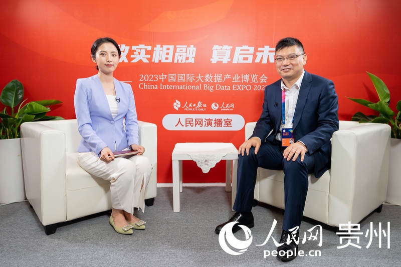 國泰新點(diǎn)軟件股份有限公司副總裁何永龍接受人民網(wǎng)專訪。人民網(wǎng)記者 涂敏攝