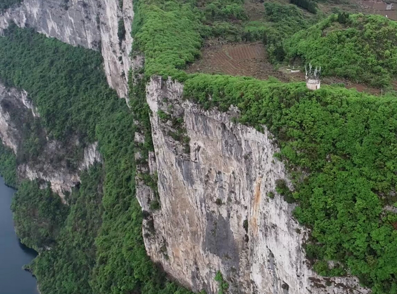 化屋村高山險(xiǎn)峰上架起的5G基站。