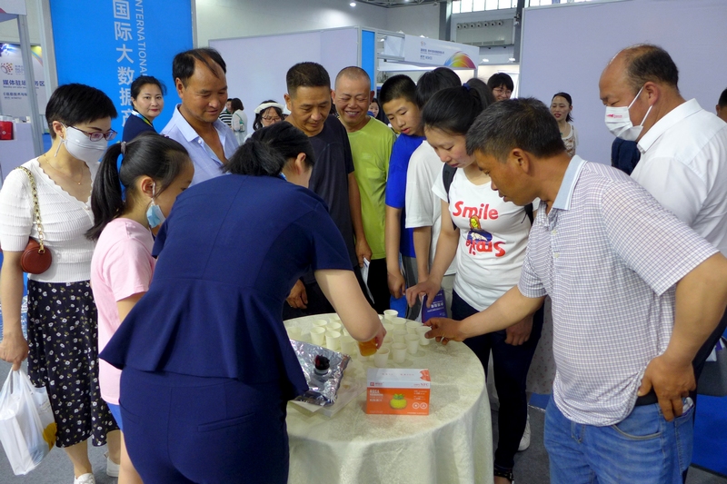 參展嘉賓和市民品嘗刺梨產(chǎn)品。