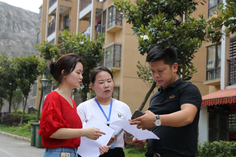 工作人員正在給居民宣傳創(chuàng)文知識。