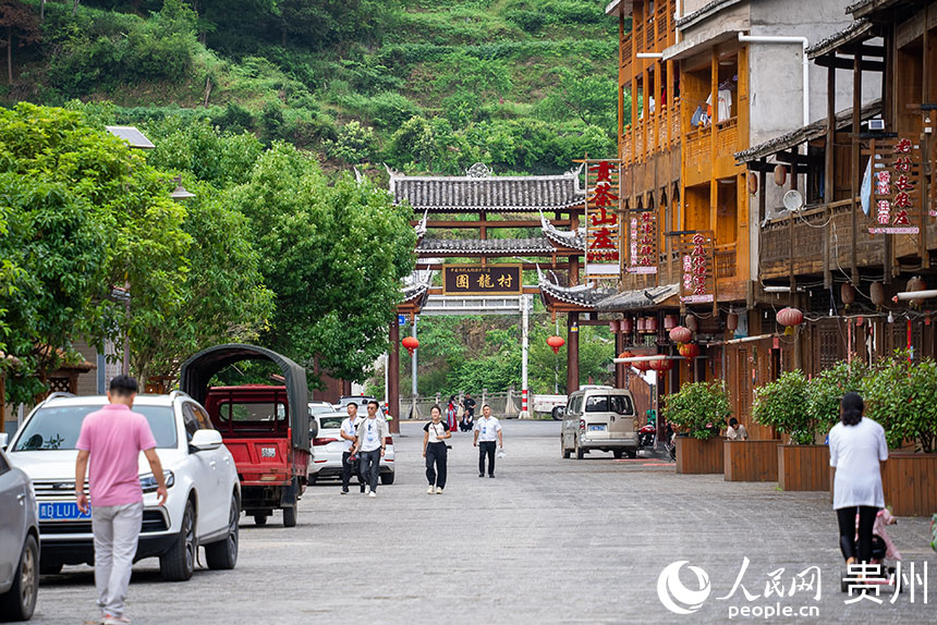 整齊潔凈的團(tuán)龍村。人民網(wǎng)記者 涂敏攝