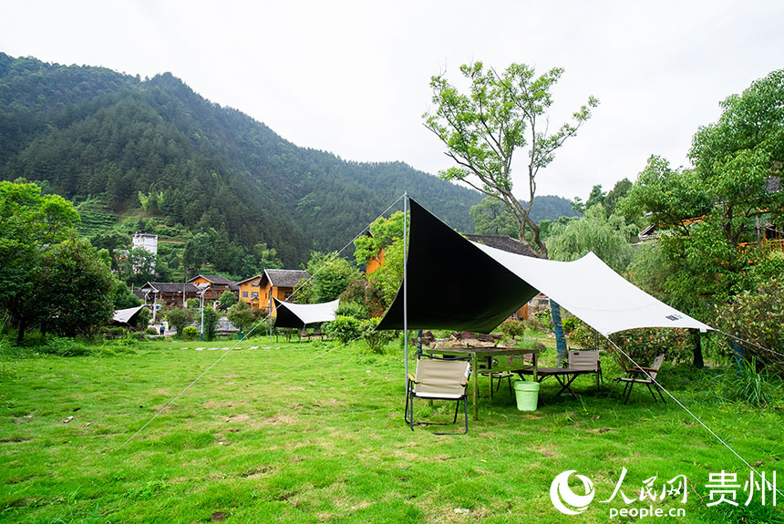 團(tuán)龍村內(nèi)的露營(yíng)基地。人民網(wǎng)記者 涂敏攝