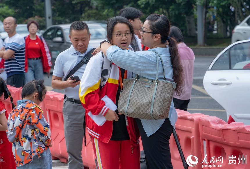 家長送考時擁抱考生。人民網(wǎng) 陽茜攝