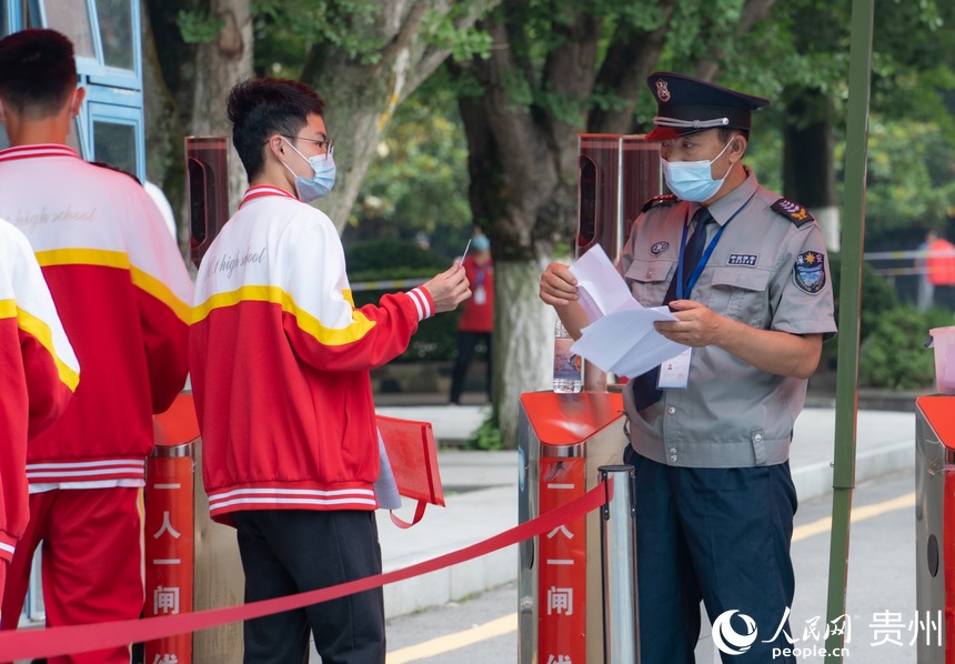 考點(diǎn)門口正在檢查考生證件。人民網(wǎng) 陽茜攝