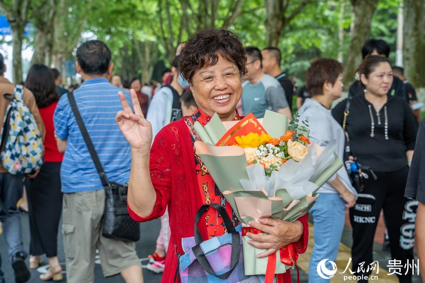 考生家長(zhǎng)手捧鮮花等待孩子考試。人民網(wǎng) 陽(yáng)茜攝