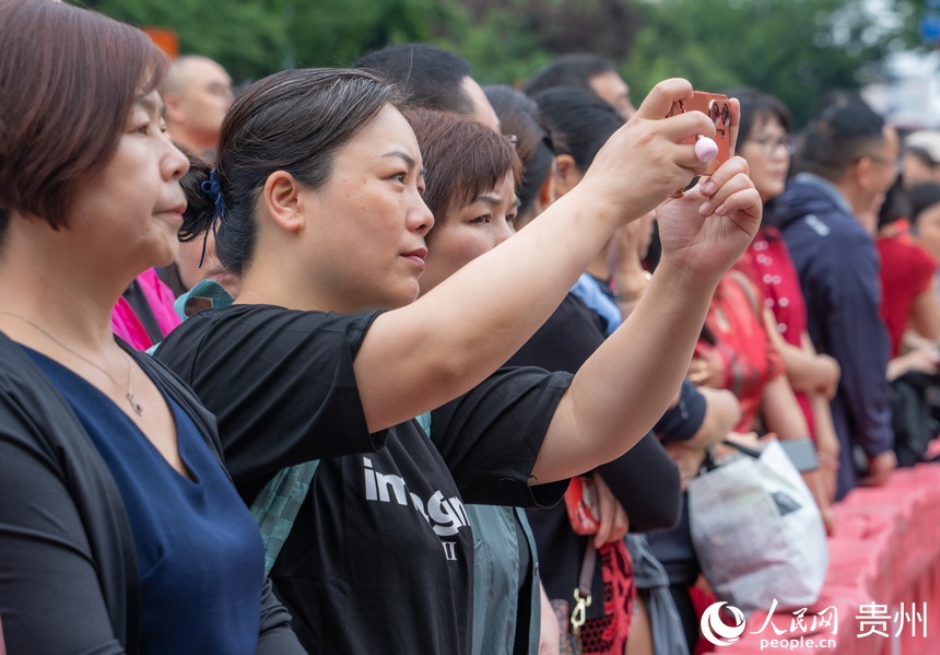 考生家長正在拍攝考生進考點的畫面。人民網(wǎng) 陽茜攝