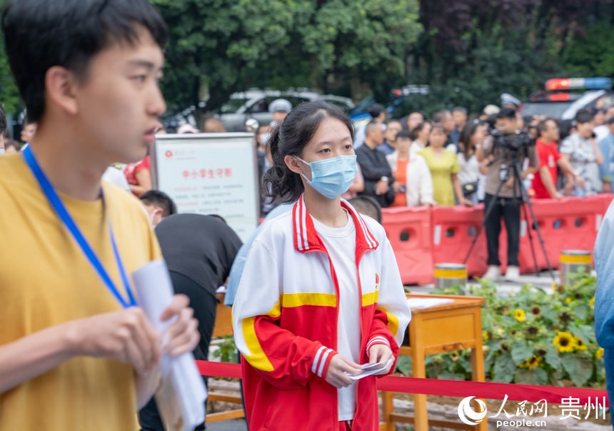考生們陸續(xù)到達(dá)考點(diǎn)準(zhǔn)備高考。人民網(wǎng) 陽(yáng)茜攝