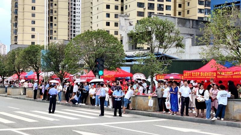 修文交警大隊(duì)在公安局局黨委的安排下，出動警力23人。 劉珊珊 攝.jpg