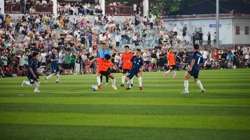 球員們在綠茵場上奮力踢球。周光勝攝