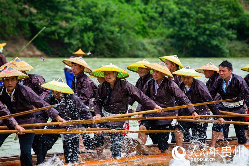 貴州臺江苗族同胞歡度獨木龍舟節(jié)。陽茜攝