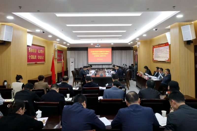 1、4月25日，貴州省司法廳黨委舉辦學習貫徹習近平新時代中國特色社會主義思想主題教育讀書班第三次集中學習和統(tǒng)一集中研討，廳黨委班子成員結合分管工作實際和學習情況逐一交流發(fā)言。