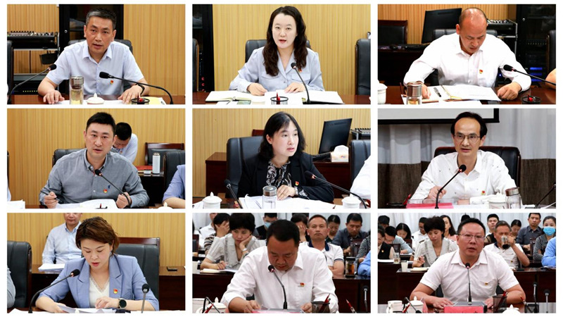 2、6月14日，貴州省司法廳黨委開展學(xué)習(xí)貫徹習(xí)近平新時(shí)代中國(guó)特色社會(huì)主義思想主題教育“邁步新征程、建功新時(shí)代、機(jī)關(guān)處長(zhǎng)說”集中交流研討，省司法警官學(xué)校、廳機(jī)關(guān)各處（室、總隊(duì)、中心）主要負(fù)責(zé)同志結(jié)合部門工作開展研討。