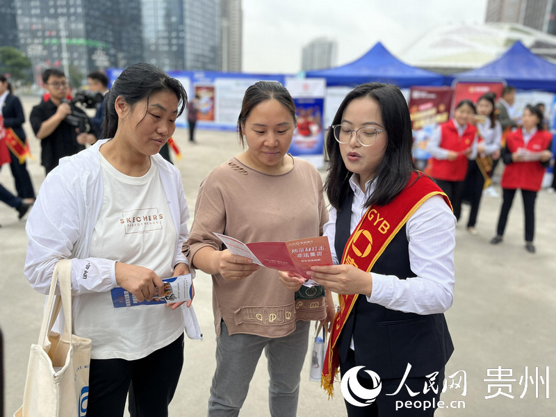 工作人員現(xiàn)場講解防范非法集資金融知識(shí)。人民網(wǎng)記者 高華攝