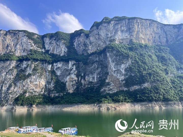 化屋村一隅，游船?？吭趧_河邊，不少游客乘船賞景。人民網(wǎng) 陳潔泉攝