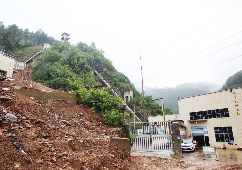 洛澤河提水工程入水管道（左）和電站入水管道（右）。