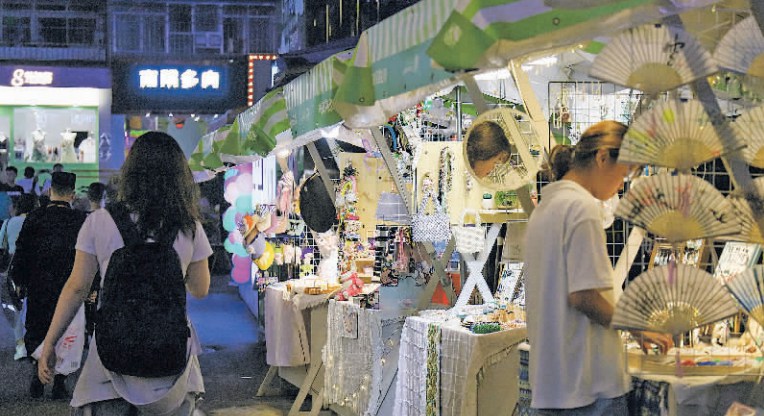 青云市集內(nèi)的小市集文創(chuàng)零售攤。