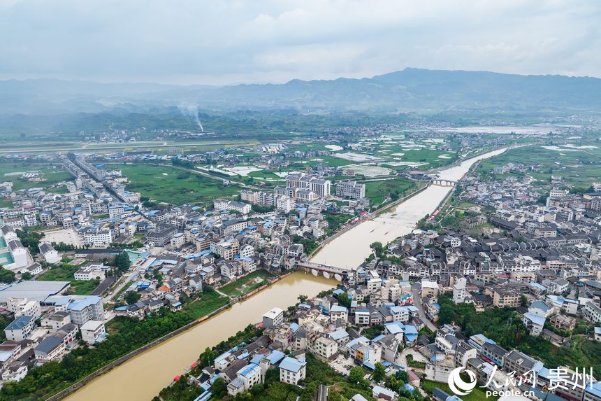 航拍貴州省黔東南州黃平縣400米龍舟競(jìng)速爭(zhēng)霸賽現(xiàn)場(chǎng)。人民網(wǎng)記者 涂敏攝