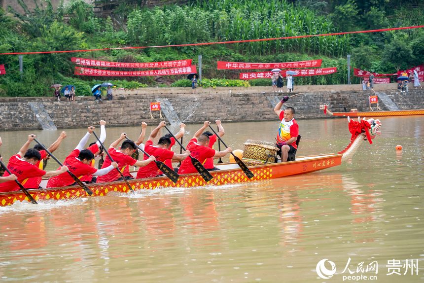 貴州省黔東南州黃平縣400米龍舟競(jìng)速爭(zhēng)霸賽現(xiàn)場(chǎng)。人民網(wǎng)記者 涂敏攝
