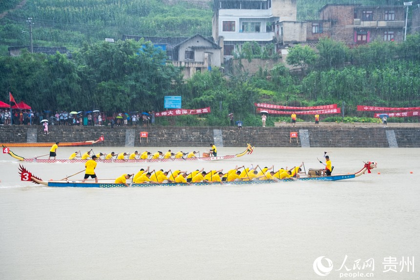 突降的陣雨也擋不住龍舟隊隊員們比賽的熱情。人民網(wǎng)記者 涂敏攝