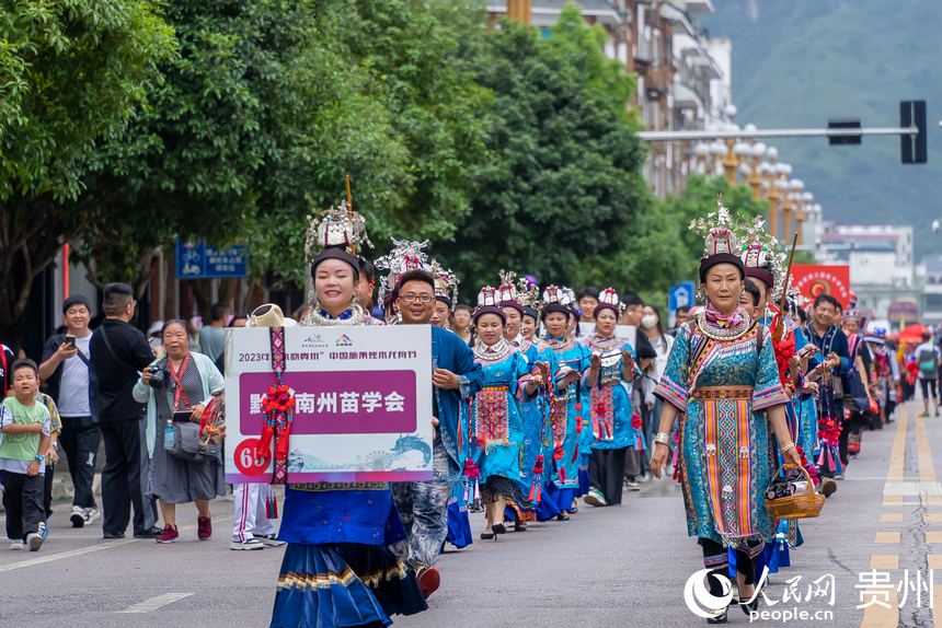 身著民族盛裝巡游的少數(shù)民族同胞。人民網(wǎng)記者 涂敏攝