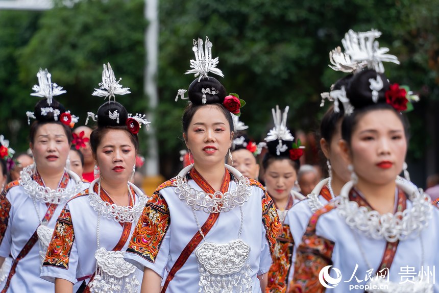 身著民族盛裝巡游的少數(shù)民族同胞。人民網(wǎng)記者 涂敏攝