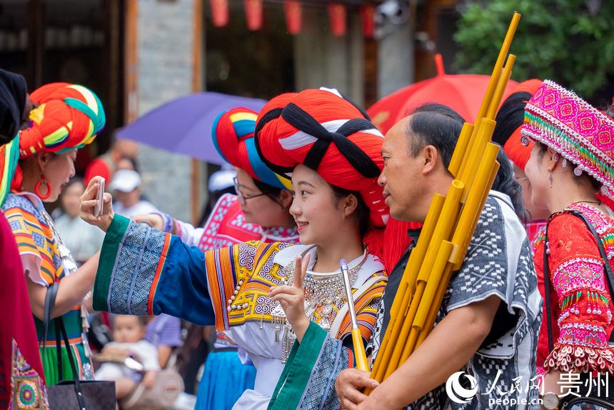 身著民族盛裝巡游的少數(shù)民族同胞。人民網(wǎng)記者 涂敏攝