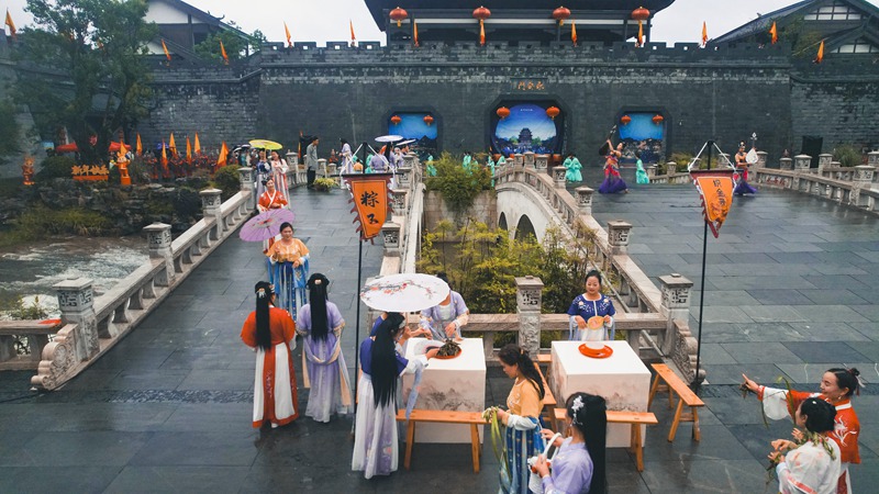 織金平遠(yuǎn)古鎮(zhèn)演員在準(zhǔn)備。