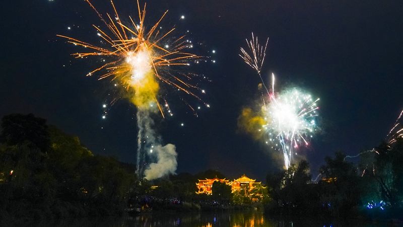 織金平遠(yuǎn)古鎮(zhèn)夜景煙花秀。