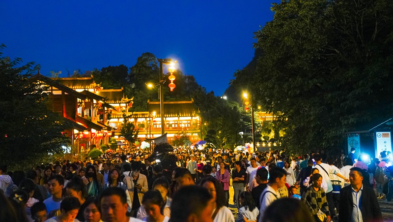 織金平遠(yuǎn)古鎮(zhèn)夜晚游人如織。