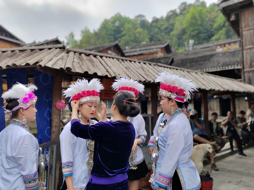 精心地梳妝打扮。