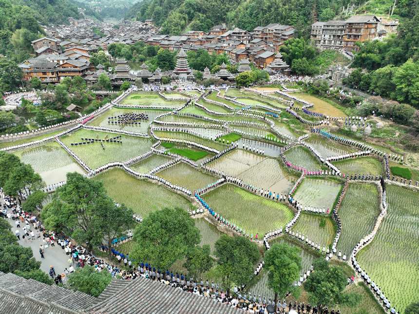 萬(wàn)人侗族大歌田園展示現(xiàn)場(chǎng)。